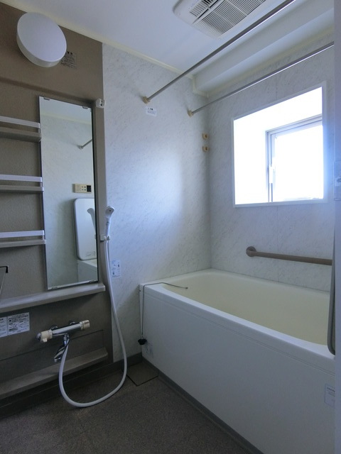 バス・シャワールーム　※別部屋の参考写真です。