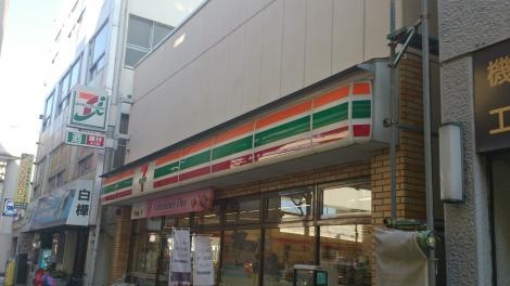 コンビニ　セブンイレブン板橋本町駅北店（コンビニ）まで111m
