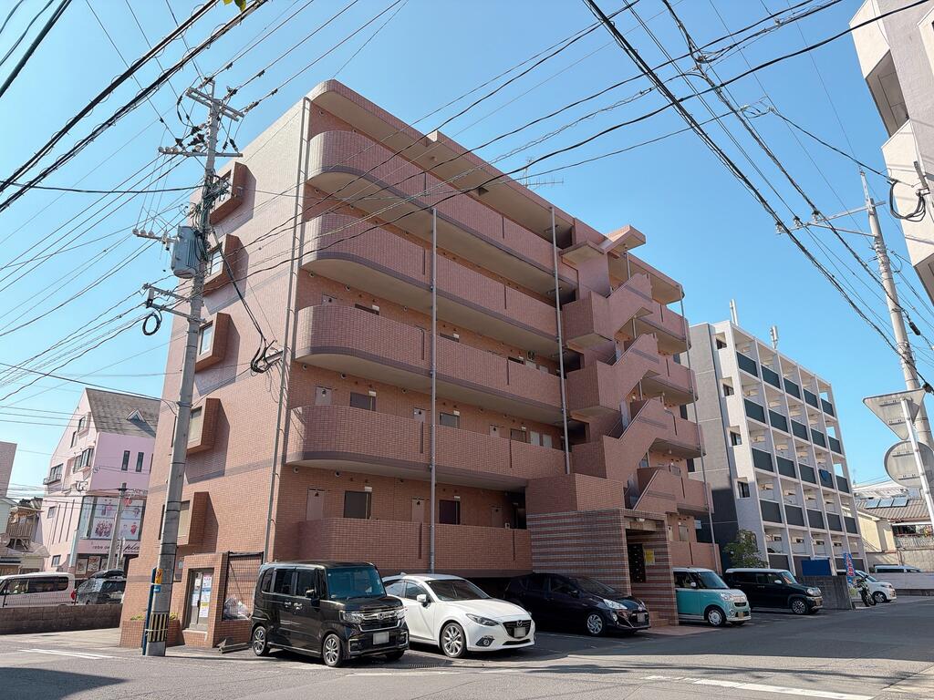建物外観　鹿児島大まで徒歩5分！近隣コンビニ・スーパー豊富。