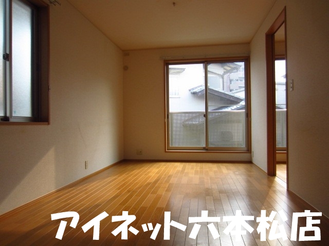 居室・リビング　2面採光の明るいお部屋です