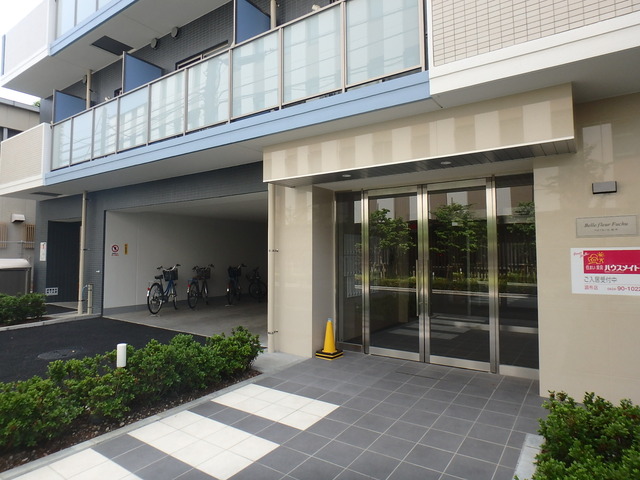 エントランス　★風除室があり、雨・風の強い日も安心★