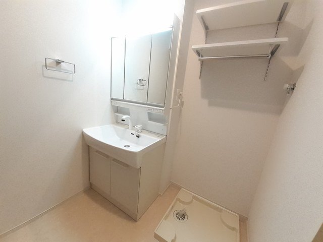 洗面設備　明るい洗面所です