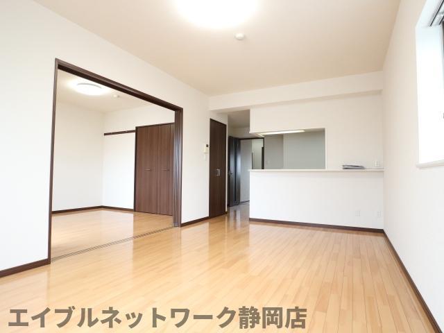 居室・リビング　こちらの居間で趣味の時間をお楽しみください
