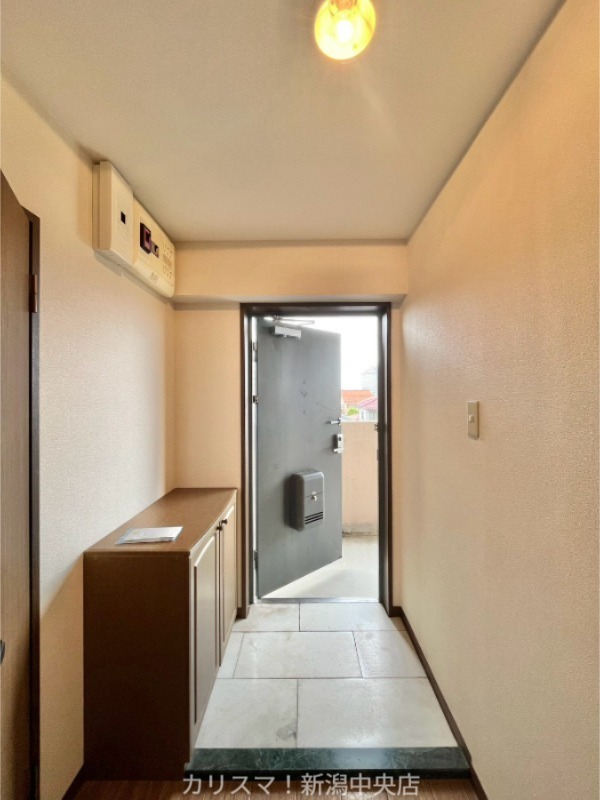 玄関　※別部屋参考写真