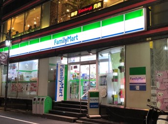 コンビニ　ファミリーマート 東麻布一丁目店（コンビニ）まで325m