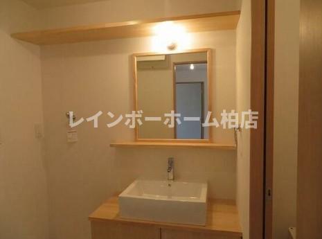 洗面設備　明るい洗面所です