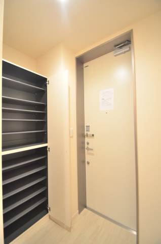 玄関　同タイプ別部屋の写真となります