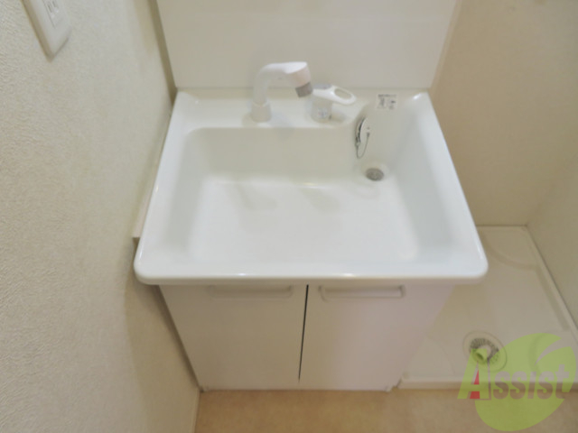 洗面設備　洗面は独立していて朝の準備もバッチリです。