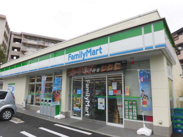 コンビニ　ファミリーマート（コンビニ）まで650m