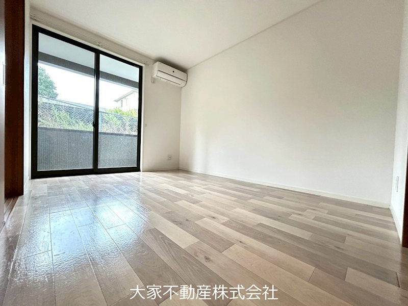 居室・リビング　※別部屋写真のためイメージ。現況優先。左右反転タイプです。