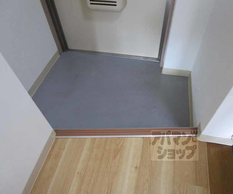 玄関　２０５号室の写真です。