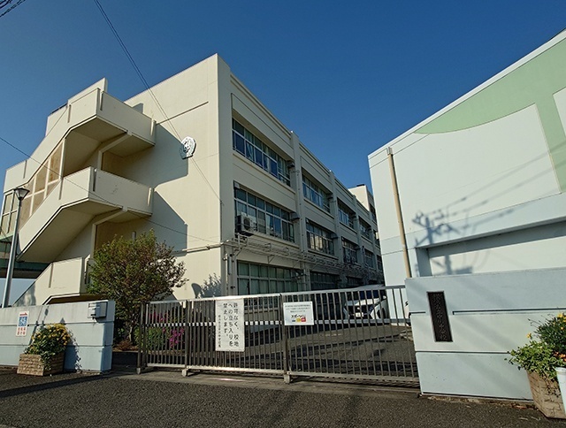 中学校　横浜市立中川中学校（中学校）まで1565m