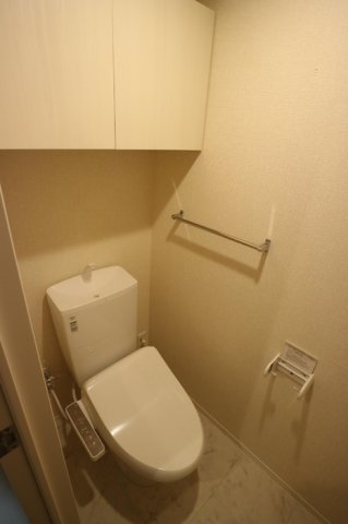 トイレ　温水洗浄便座付きのトイレです♪