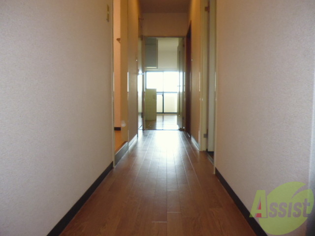 玄関　玄関を開けたらすぐにお部屋ではないので急な来客でも安心です