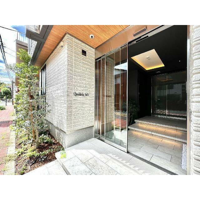 エントランス　【エントランス】防犯カメラを前面に設置。