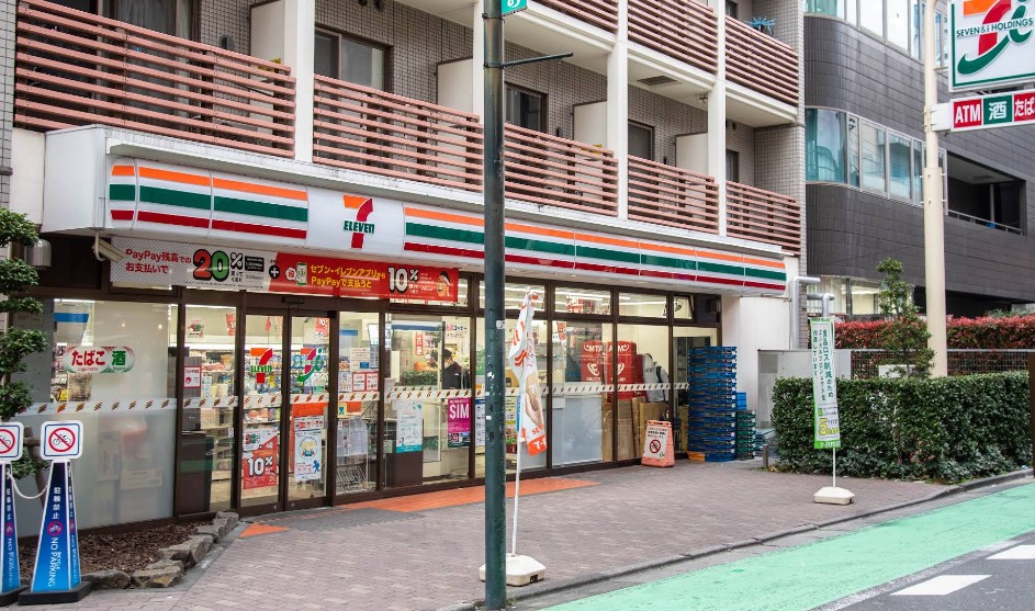 コンビニ　セブンイレブン新宿百人町2丁目店（コンビニ）まで58m