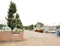 中学校　小山市立間々田中学校（中学校）まで891m