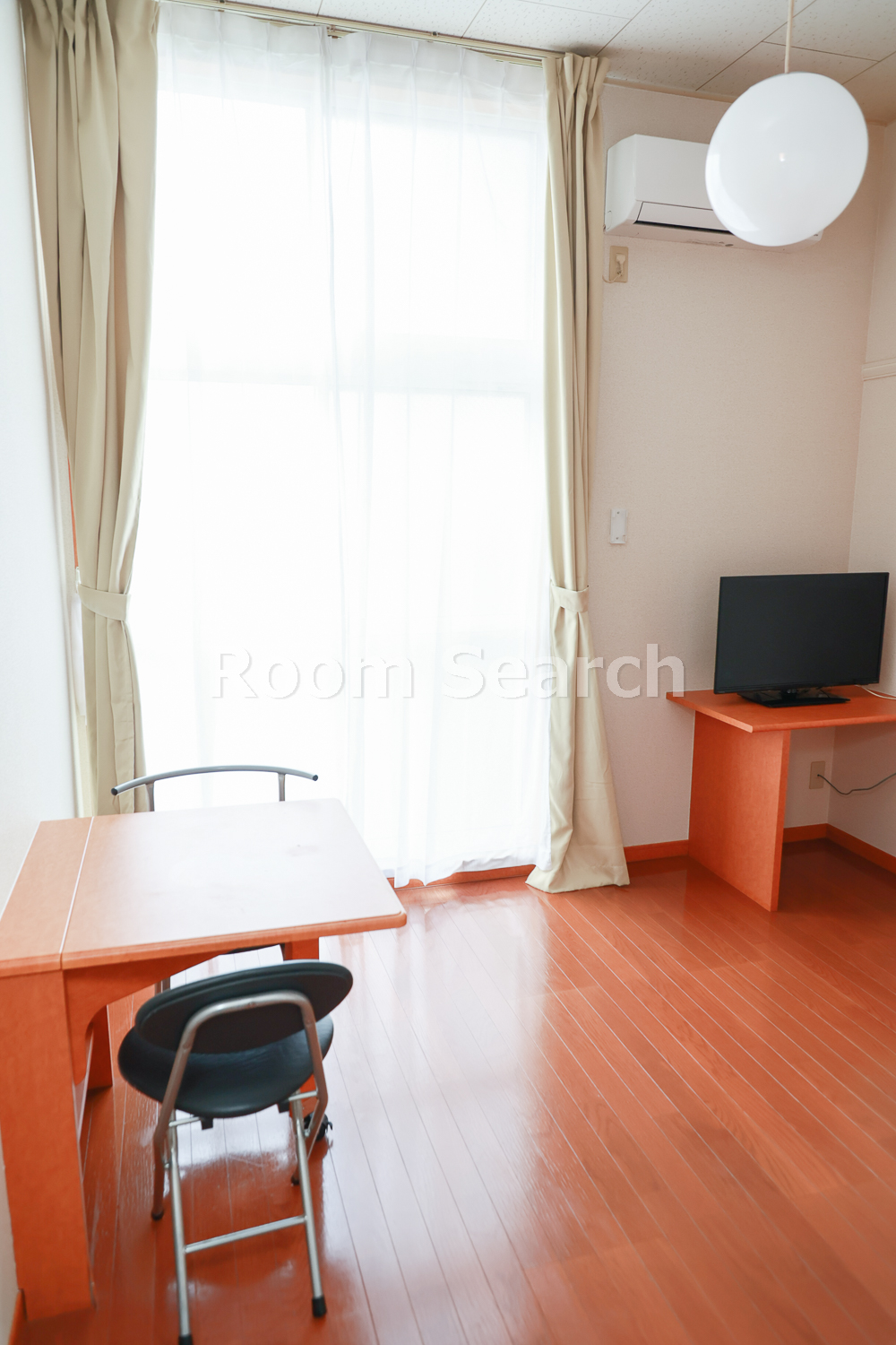 居室・リビング　テレビ、カーテン、エアコン、照明付き