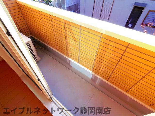 バルコニー　暖かな日差しのふりそそぐバルコニー