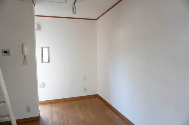 その他部屋・スペース　室内は落ち着いたぬくもりのあるフローリングです☆