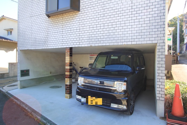 【松山市山西町のアパートの駐車場】