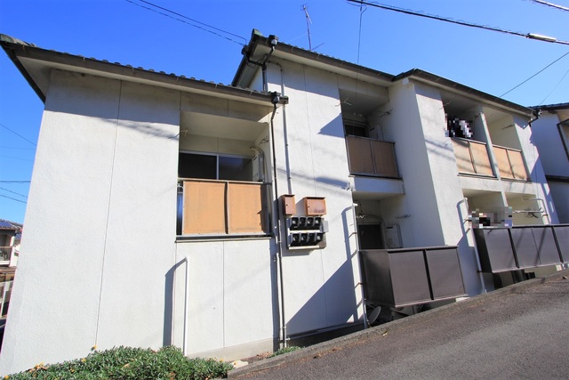 【松山市山西町のアパートの建物外観】