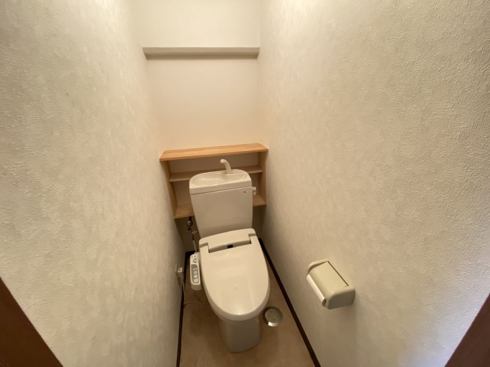 トイレ　温水便座器付きです。