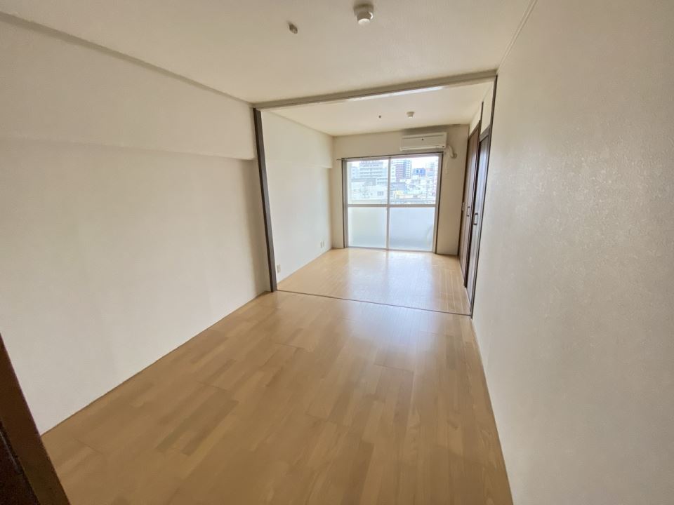 居室・リビング　奥行きがあって広いお部屋になっています。