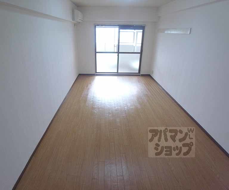 居室・リビング　洋室９．５帖で広く感じます。