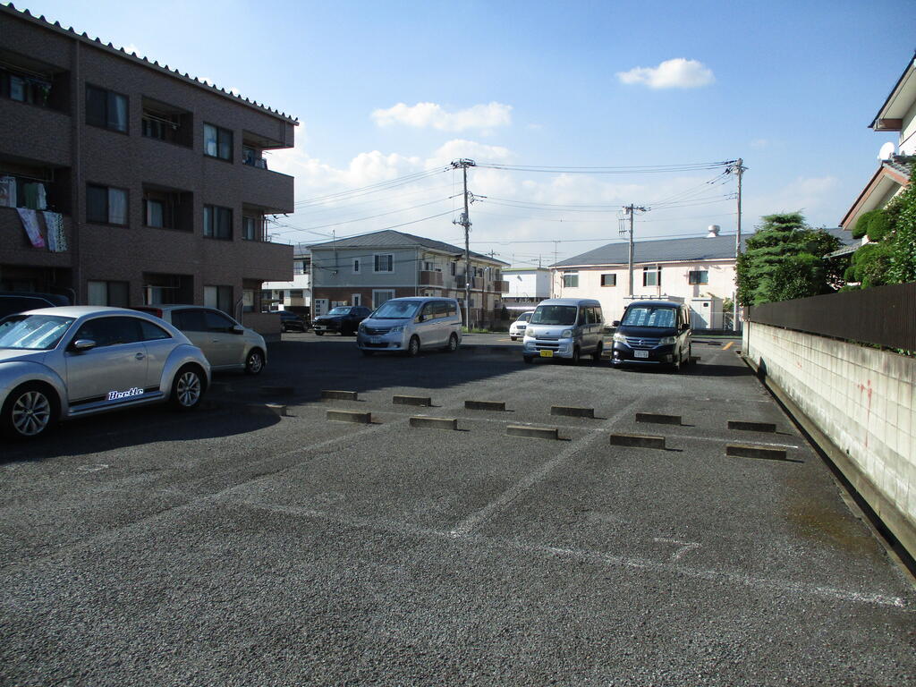 【足立区古千谷本町のマンションの駐車場】