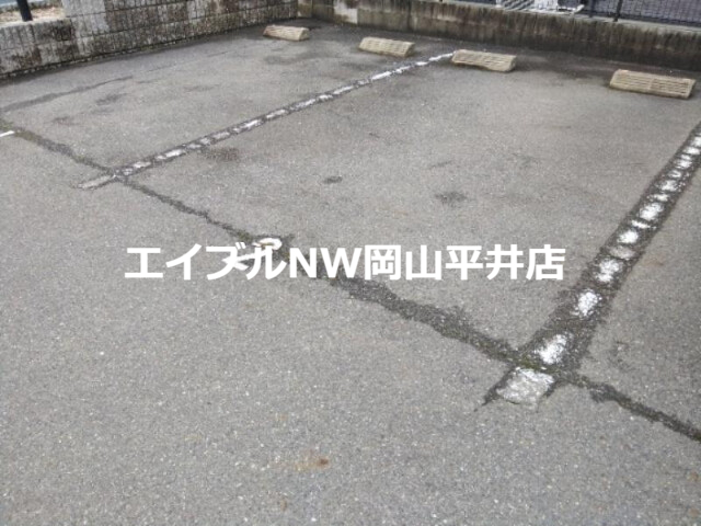 【岡山市中区長岡のアパートの駐車場】