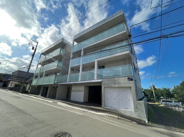 【札幌市手稲区手稲本町三条のマンションの建物外観】