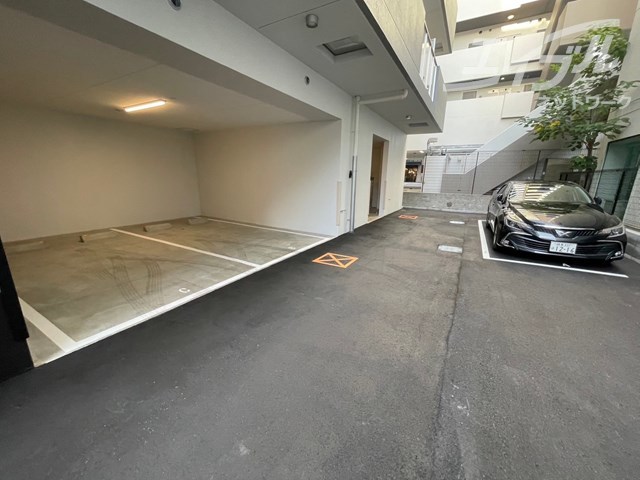 【吹田市豊津町のマンションの駐車場】