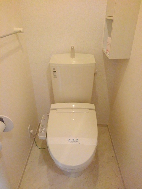 トイレ　温水洗浄便座です。