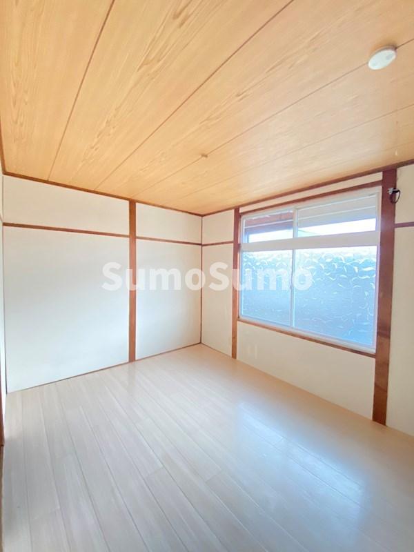 その他部屋・スペース　落ち着いた色調の寝室です