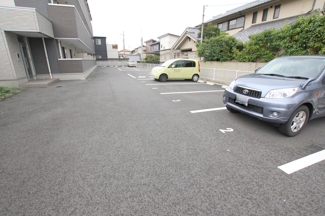 【岡山市中区兼基のマンションの駐車場】