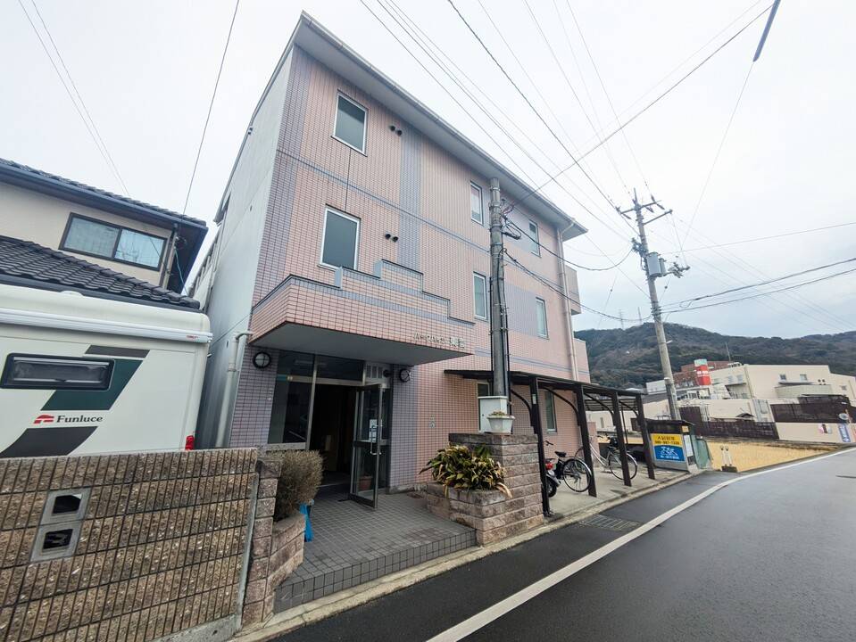 松山市畑寺のマンションの建物外観