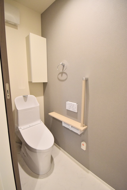 トイレ　手すりや滑りにくい床材など、高齢者の暮らしに寄り添った浴室。