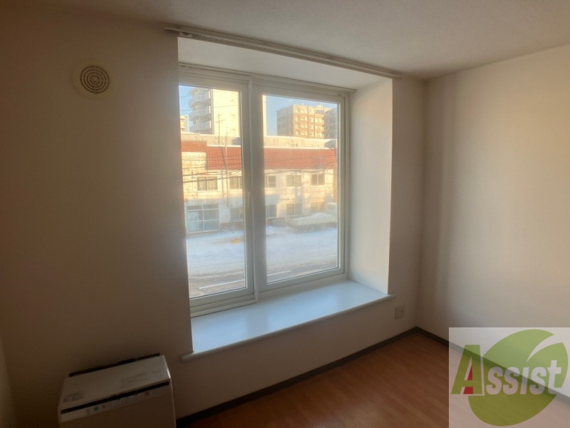 バルコニー　窓が大きいので風の通りが良さそうですね！！