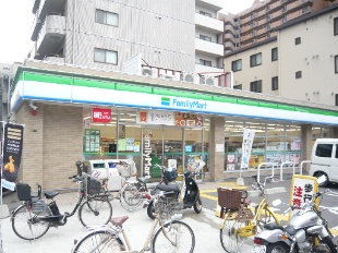 コンビニ　ファミリーマート城東中央二丁目店（コンビニ）まで715m