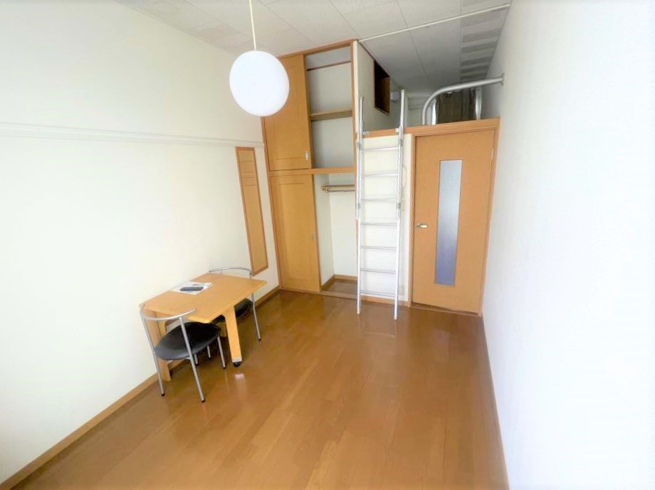 居室・リビング　ワイドな窓にて明るいお部屋