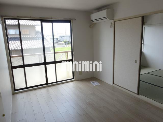 居室・リビング　洋間にエアコンがついてます。