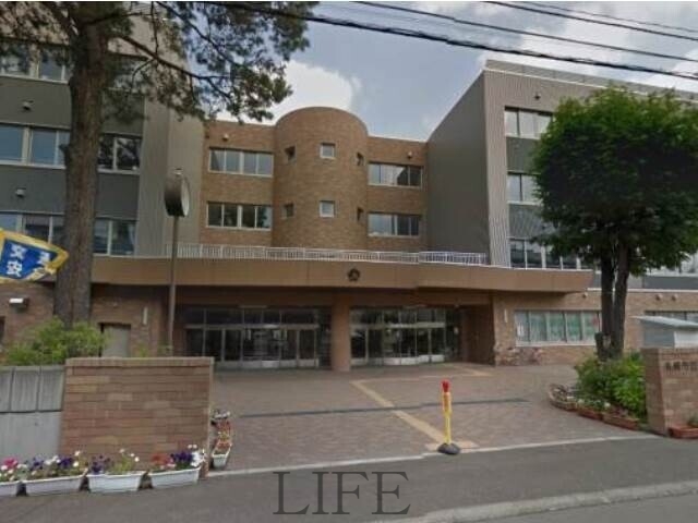 小学校　札幌市立平岸西小学校（小学校）まで848m