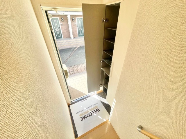 玄関　同一建物内２０２号室内装写真転載