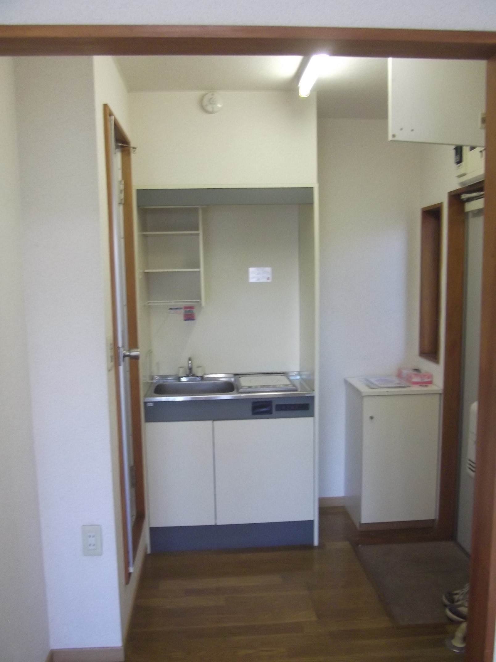 キッチン　居室から玄関・キッチン方面を望む