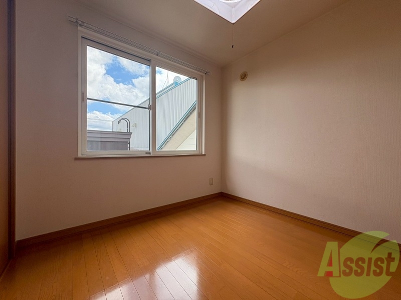 その他部屋・スペース　こちらのお部屋は光が差し込む、温かみのあるお部屋です。