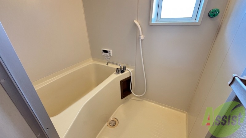 バス・シャワールーム　浴室は広めなのでゆったり落ち着けそうですね。