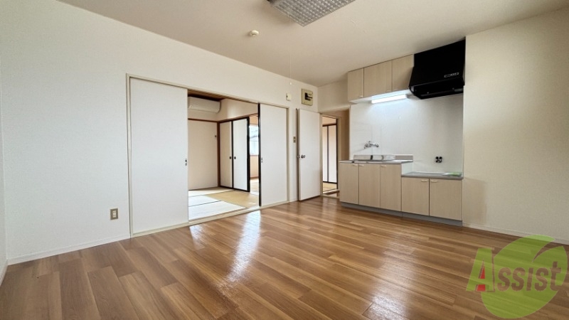 居室・リビング　１０帖のＬＤＫです。引き戸を開けるとさらに開放感があります。