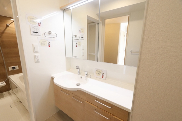 洗面設備　独立洗面台で朝の準備も快適です♪