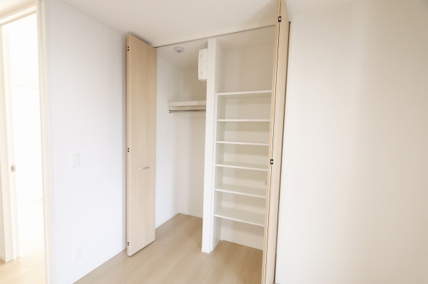 収納　6.1帖洋室収納